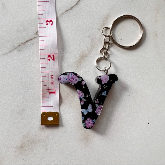 Handmade Initial Keychain | Letter V - Picture 4 of 4